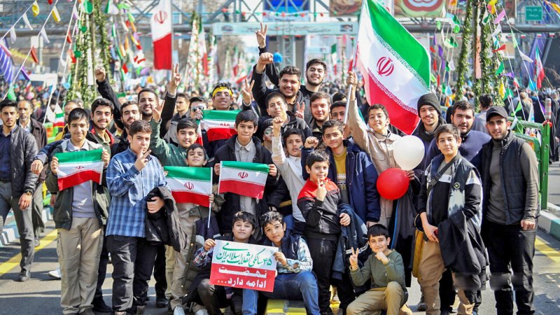 حضور چینی‌ ها پرچم ایران به دست در راهپیمایی ۲۲ بهمن + عکس