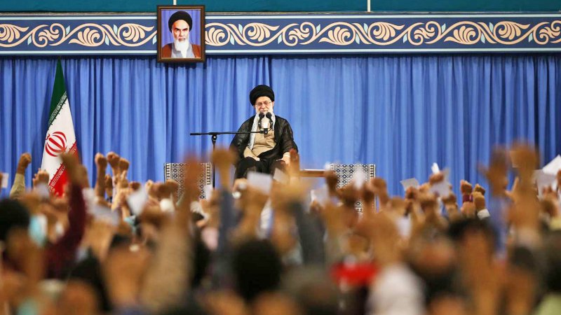 عکسی از مسعود پزشکیان در دیدار امروز رهبری