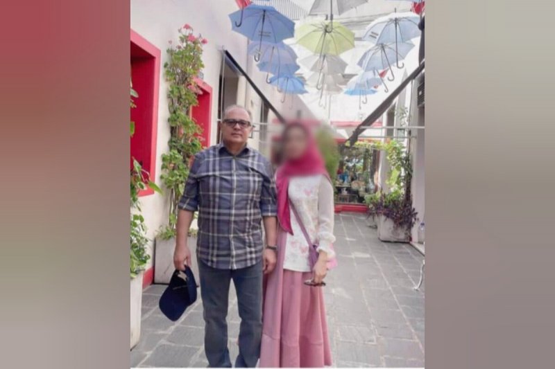 معاون پارلمانی رییس جمهور سفر رفته اما نه قطب جنوب!