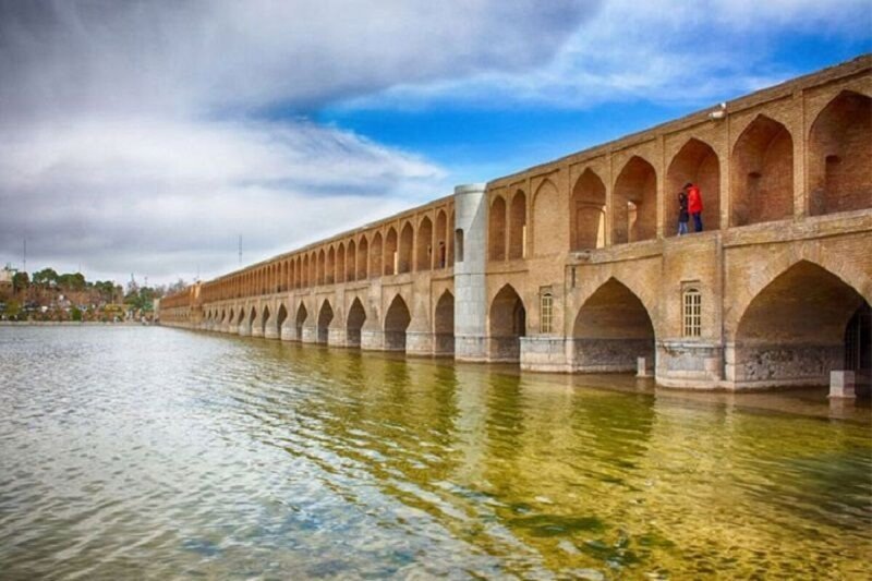 دیوارنویس سی‌و‌سه پل شناسایی شد + عکس