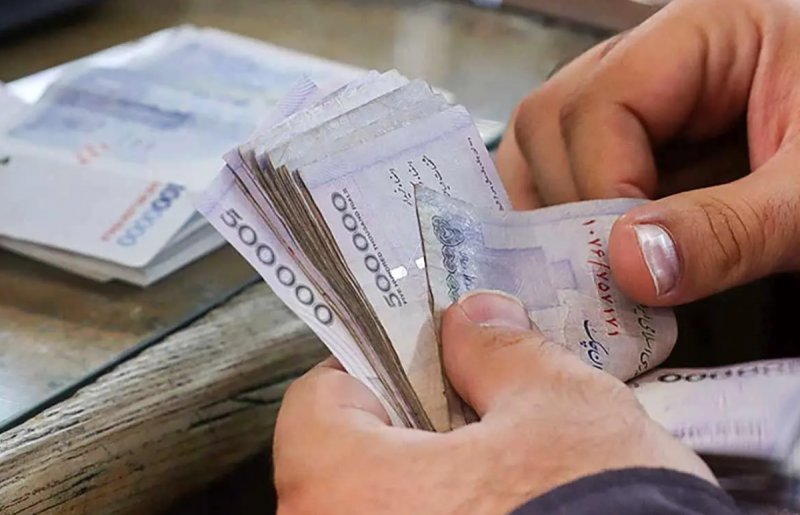 کارمندان در سال ۱۴۰۴ چقدر کمک هزینه از دولت دریافت می‌کنند؟