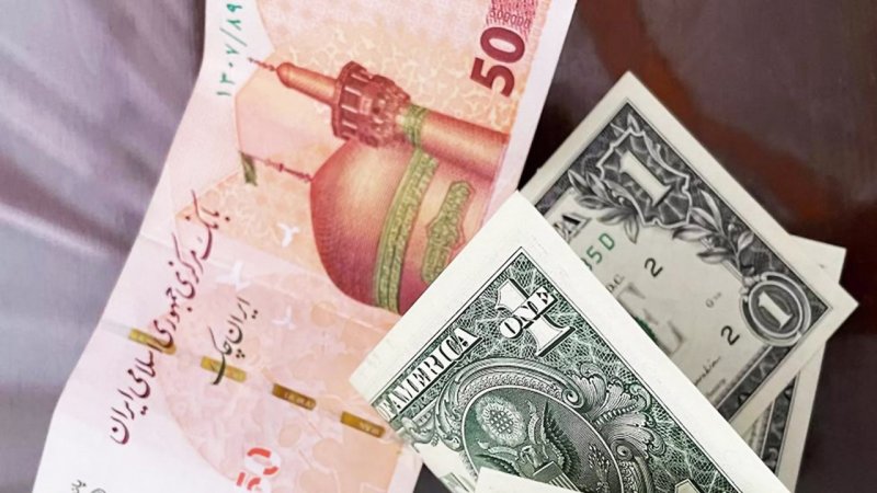 دلار وارد دامنه ۷۰ هزار تومان شد/ دلالان در کانال‌های تلگرامی نرخ‌سازی می‌کنند
