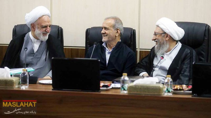 تیپ جدید احمدی نژاد در در جلسه بررسی پیوستن به پالرمو+ عکس
