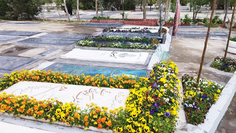 اموات از مهر روی زمین می‌مانند