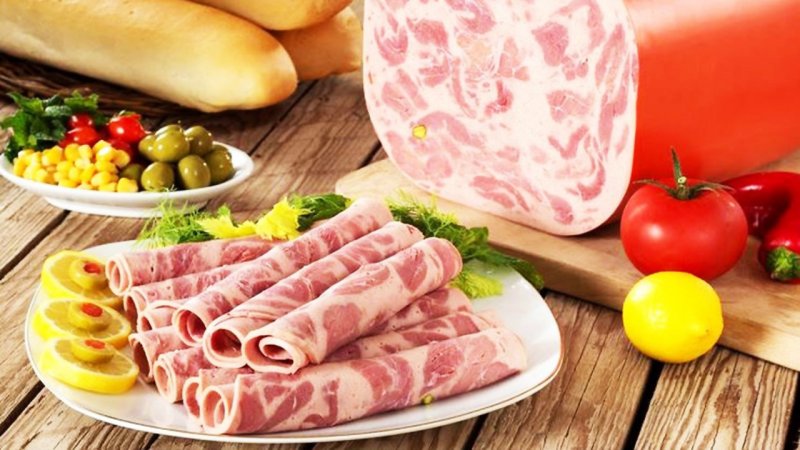 تصاویر هولناک از تولید سوسیس و کالباس با گوشت گراز