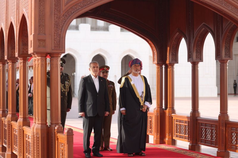 تصویری از پزشکیان در بازدید از مسجد سلطان قابوس در عمان