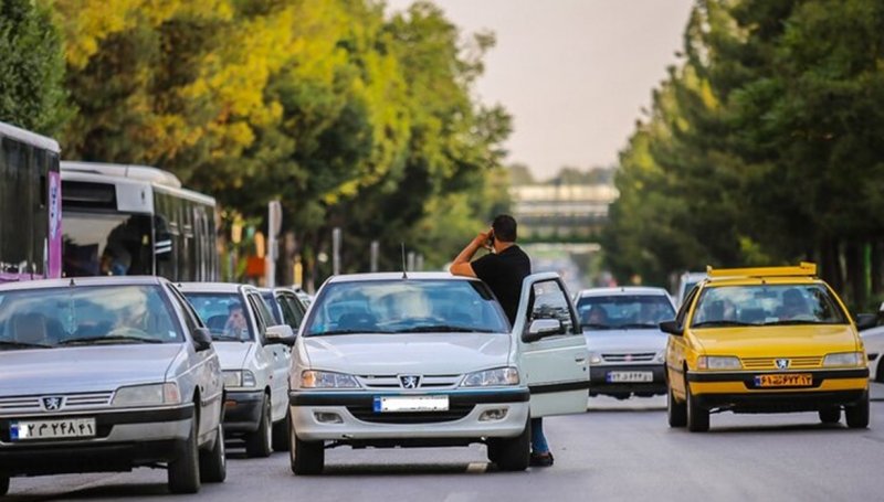 خودروی متخلفان توقف دوبله به پارکینگ می‌رود