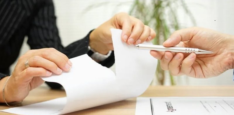 آیا با فوت موجر و مستأجر، قرارداد اجاره باطل می‌شود؟