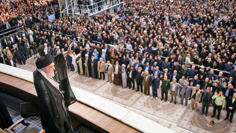 تصاویری از فرزند رهبر انقلاب در حرم امام خمینی (ره)+ عکس