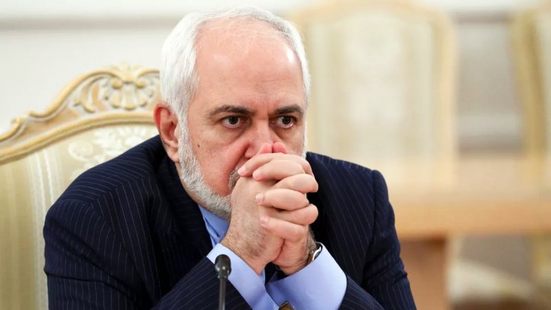 حضور محمدجواد ظریف با کلاهی زیبا در مراسم تشییع پیکر شهدا + عکس