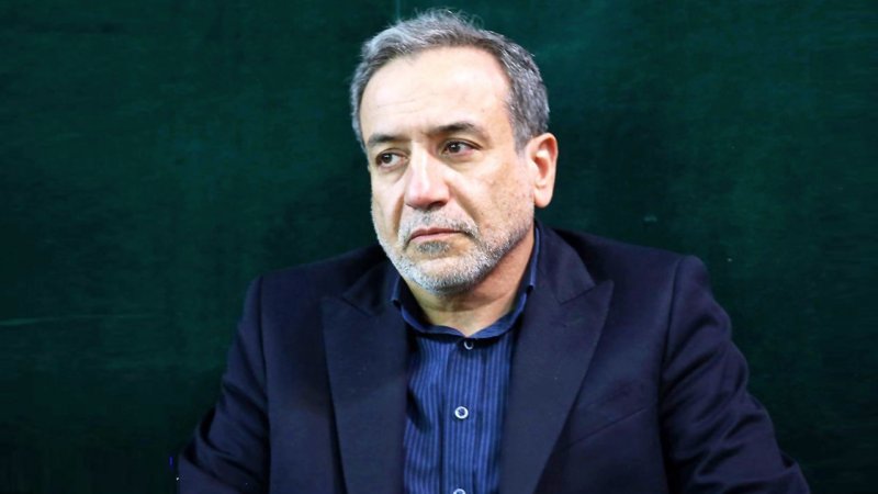  گریه شدید عراقچی بر پیکر سردار سلامی + عکس