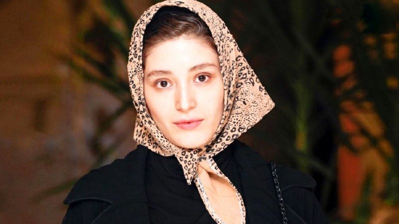 فرشته حسینی روی فرش قرمز با چتر بسته و ژستی عجیب!+ عکس