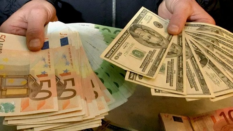 نرخ ارز در بازارهای مختلف 25 تیرماه/ دلار و یورو کاهشی شد