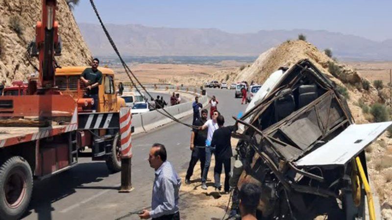 علت واژگونی اتوبوس در محور فیروزآباد- کوار مشخص شد
