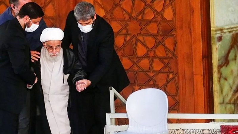 آیت‌الله جنتی ویلچرنشین شد + عکس