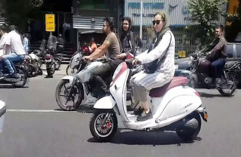 شرط صدور گواهینامه موتورسیکلت برای بانوان+ فیلم