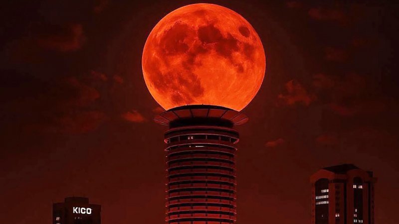 ثبت لحظه ای منحصر بفرد از ماه گرفتگی شب گذشته در برج میلاد تهران + عکس
