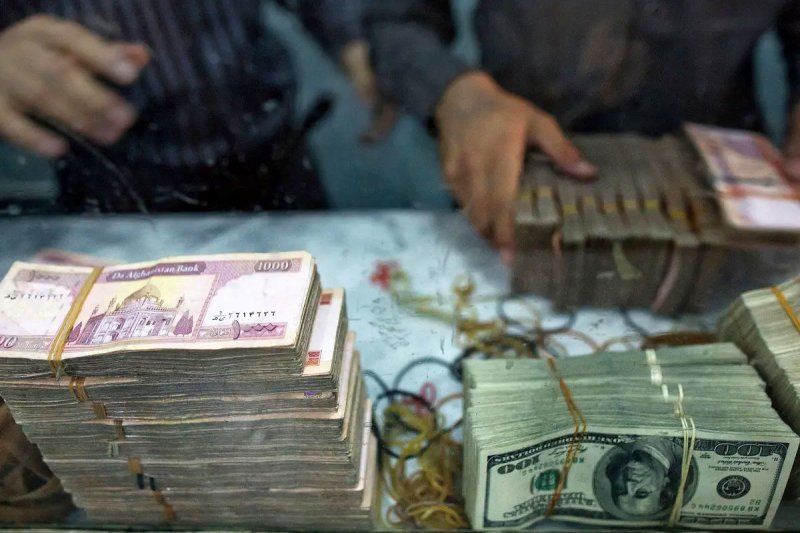 توقف کانال نرخ‌ساز دلار همزمان با قطع اینترنت افغانستان
