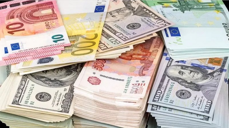 نرخ ارز در بازارهای مختلف 13 مهرماه/ دلار و یورو گران شد