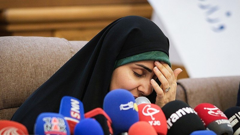 محتویات کیف خانم وزیر چه بود؟/ دروازه نفس خود را گل بگیرید خانم! 