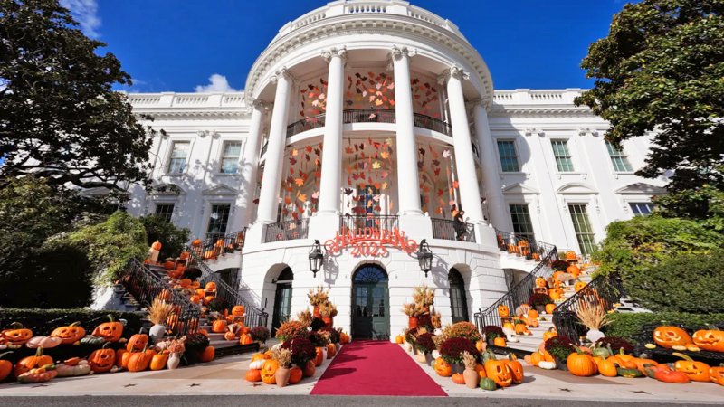 کاخ سفید رنگی رنگی شد؛ ترامپ و ملانیا سبد به دست شدند+ تصاویر