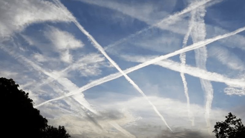 مشاهده خط‌های سفید مشکوک در آسمان شهرهای ایران / ماجرا چیست؟