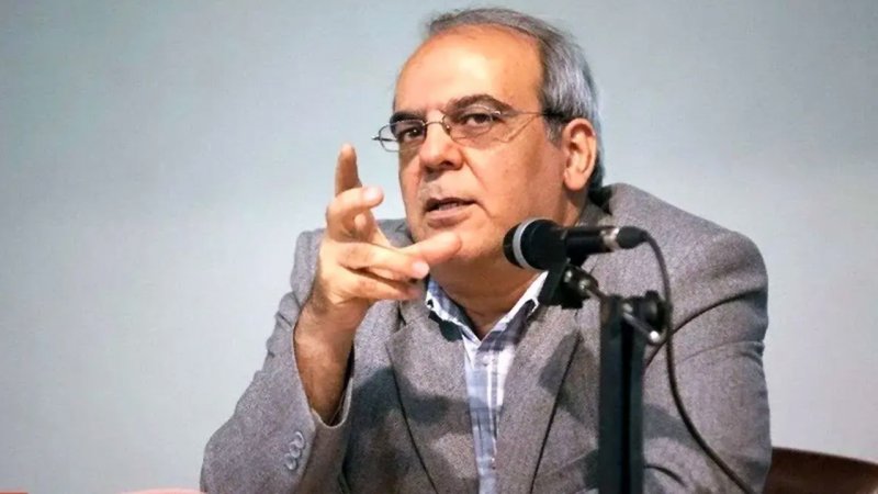 خطاب تند عباس عبدی به پزشکیان در مورد قیمت بنزین: خود دانید و مملکت تون!