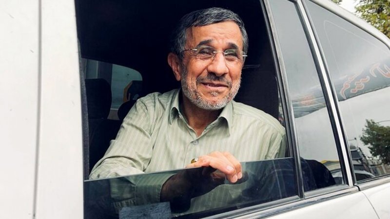 ژست‌های خاص احمدی‌نژاد در مراسم ختم خواهر مشایی + عکس