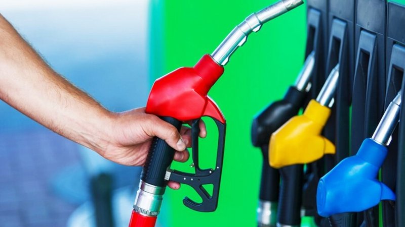 خبر فوری یک نماینده درباره تغییر مصوبه بنزینی دولت/ سهمیه این خودروها برمی‌گردد