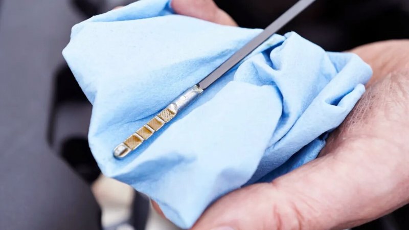 اشتباهات رایج در اندازه گیری روغن موتور خودرو + روش درست