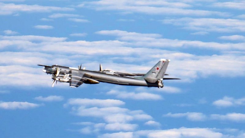 پرواز هشت ساعته بمب‌افکن‌های هسته‌ای روسیه و چین در نزدیکی ژاپن