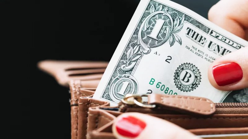 پیش بینی یک اقتصاددان درباره قیمت دلار تا پایان سال/ کف قیمت دلار چه عددی خواهد بود؟