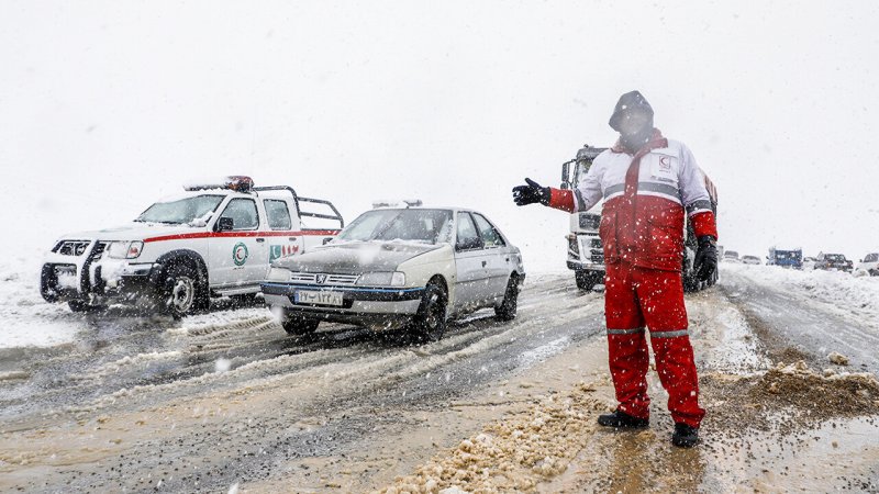 برف و باران شدید در جاده‌های ۱۳ استان؛ ۲۲ مسیر بین شهری مسدود شدند+ اسامی