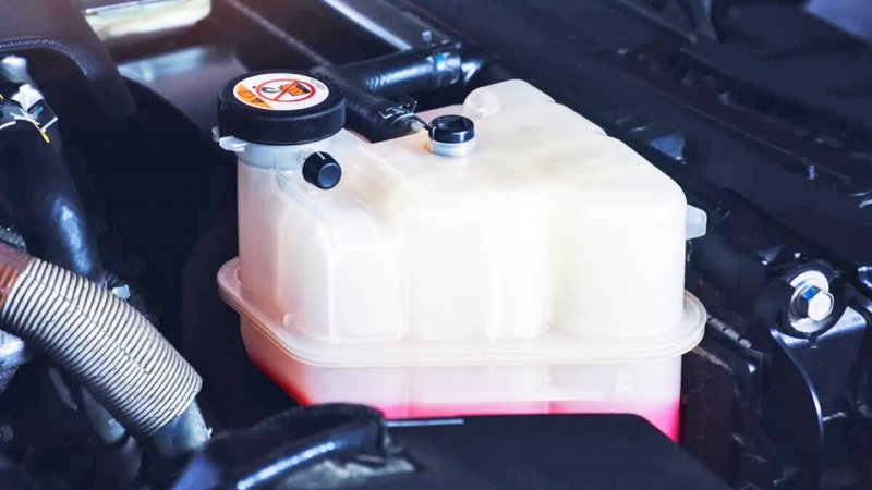 منبع انبساط رادیاتور خودرو چیست؟/ علت سرریز آب از منبع انبساط خودرو + راه حل