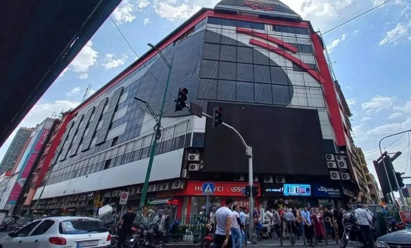 تجمع جمعی از کسبه پاساژ علاءالدین در اعتراض به بی‌ثباتی قیمت ارز