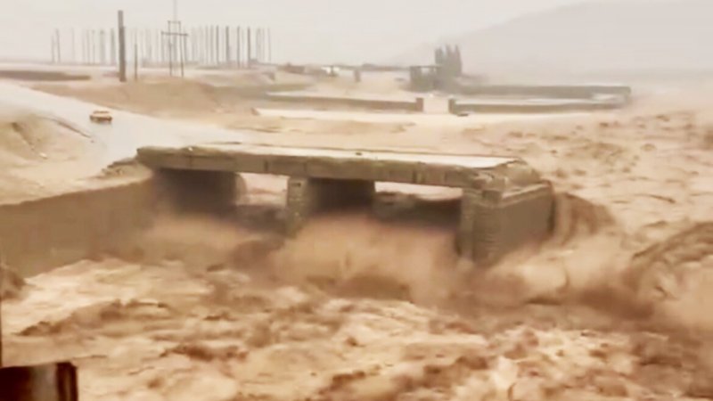 این پل مهم بر اثر سیلاب ویران شد؛ مردم از مسیرهای جایگزین تردد کنند+ فیلم