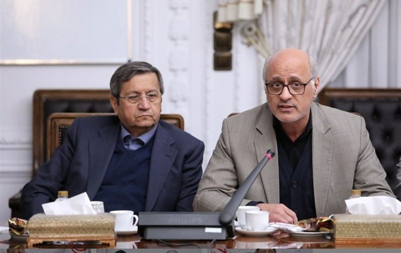 حضور همتی در جلسه رئیس جمهور با فعالان اقتصادی