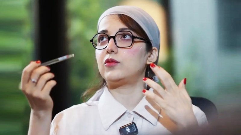 خانم بازیگر: بخاطر حرفهایی که علیه مادرم زدم معذرت می خواهم/ شوخی کرده بودم!