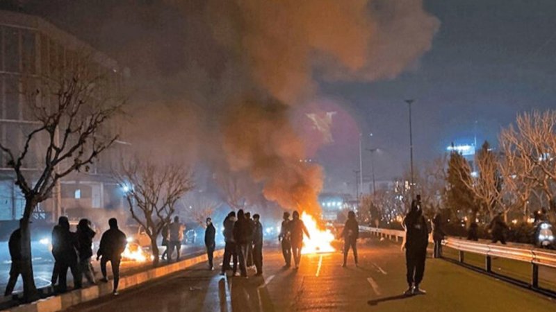 تصویر دختر قمه‌به‌دست در میان آشوبگران؛ انتشار برای اولین بار+ عکس