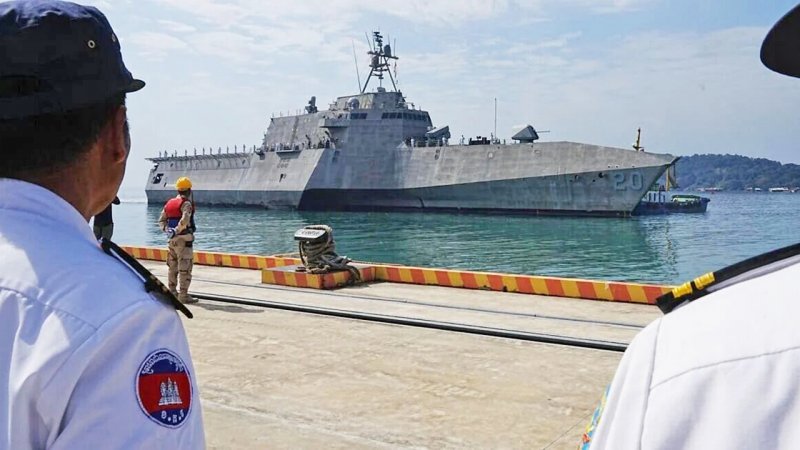 ناو جنگی آمریکایی پهلو گرفت/ هدف واشنگتن چیست؟