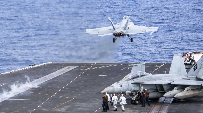 پیام سیاسی حضور ناو آبراهام لینکلن در منطقه به ایران/ جنگ نزدیک است؟