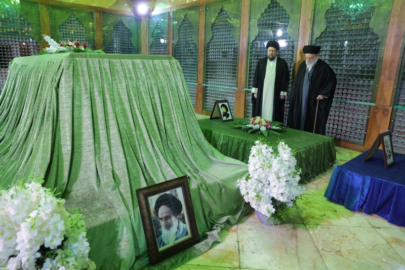 حضور امروز رهبر معظم انقلاب در حرم مطهر امام خمینی(ره) + عکس