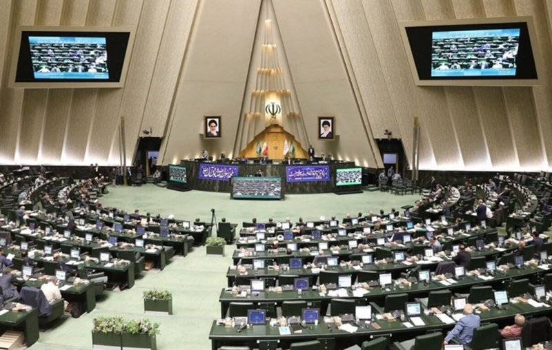 نمایندگان مجلس لباس سپاه به تن کردند