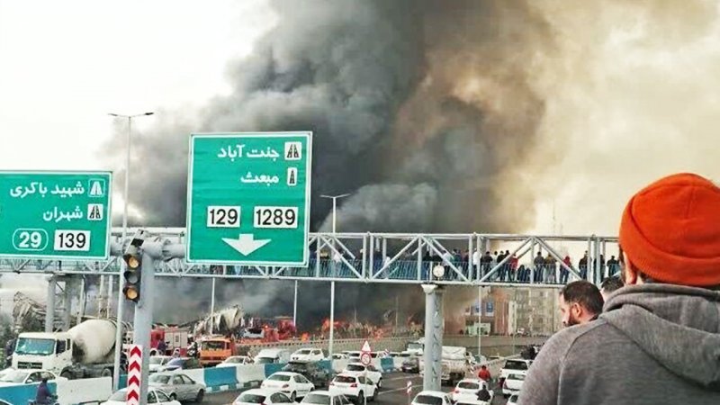 اعزام ۴ آمبولانس و یک اتوبوس‌آمبولانس به محل آتش سوزی بازارچه جنت آباد+ تصاویر