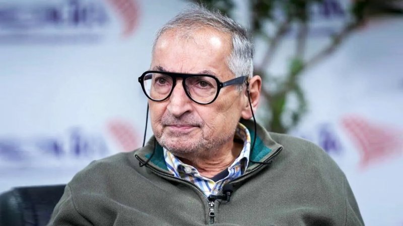 صادق زیباکلام: رضا پهلوی اعتقادی به دموکراسی ندارد / مسئول مرگ ۳۰۰۰ نفر کیست؟