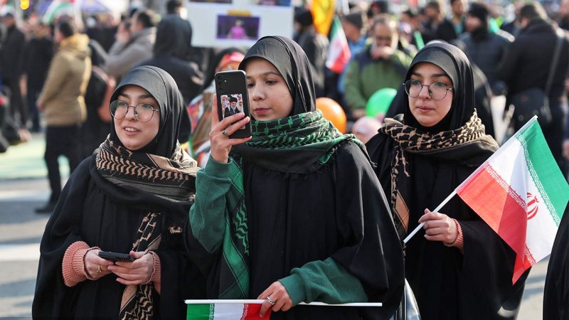 قالیباف به همراه نوه‌اش در راهپیمایی ۲۲ بهمن+ عکس