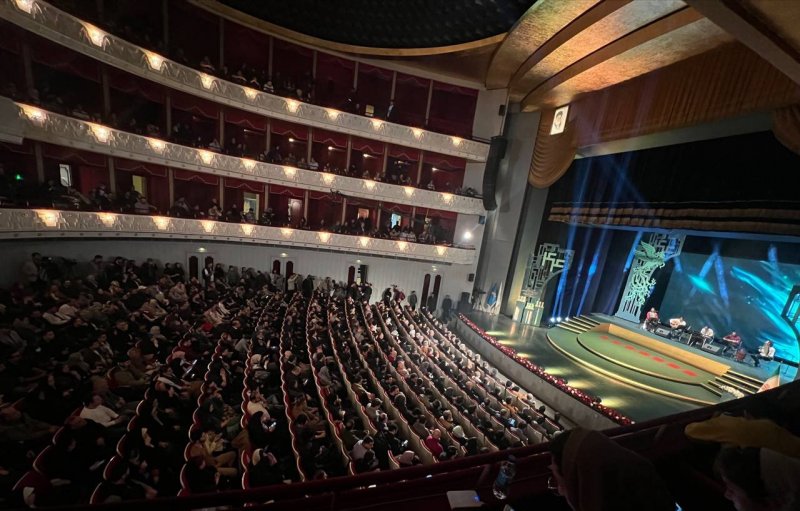 معرفی برندگان دریافت سیمرغ بلورین/ حضور ناگهانی رئیس جمهور و درخشش اسکورت