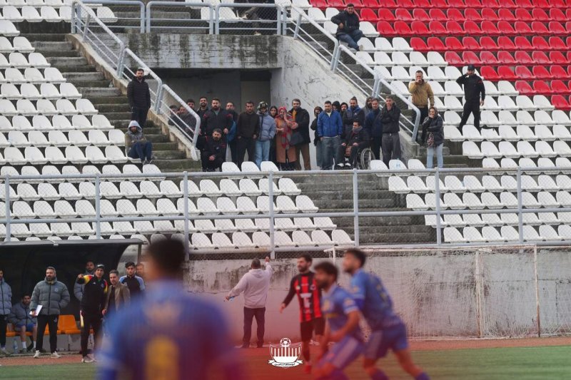 اتفاقی عجیب در فوتبال ایران/ انتقال مصدوم با پراید! + عکس