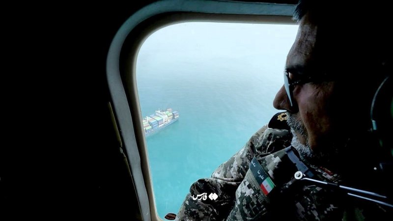 دریادار تنگسیری: هر لحظه اجازه دهند تنگه هرمز را خواهیم بست