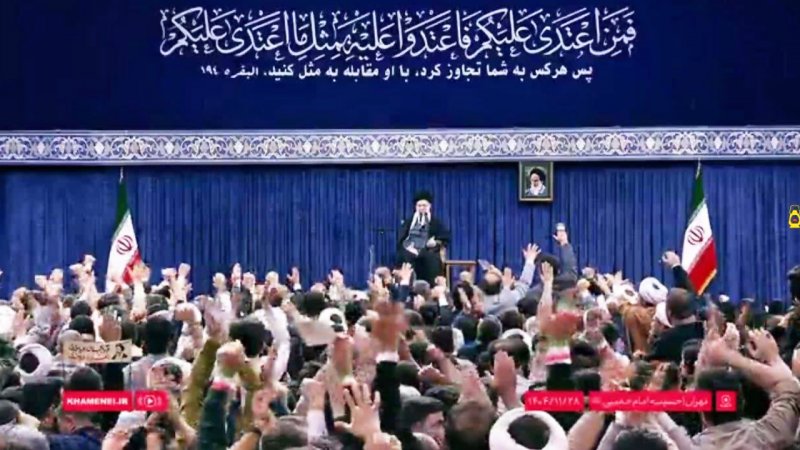 آیه معنادار نصب شده در محل دیدار امروز رهبری + عکس